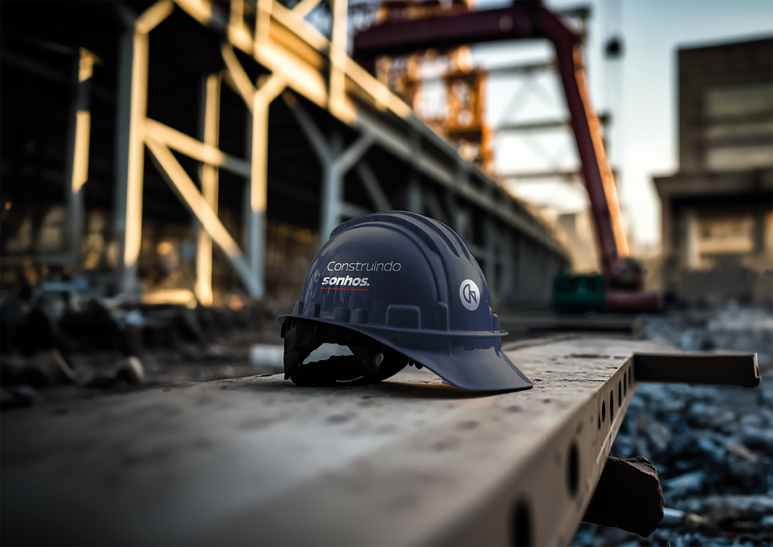 Capacete de segurança da GEMINI com a frase 'Construindo sonhos'